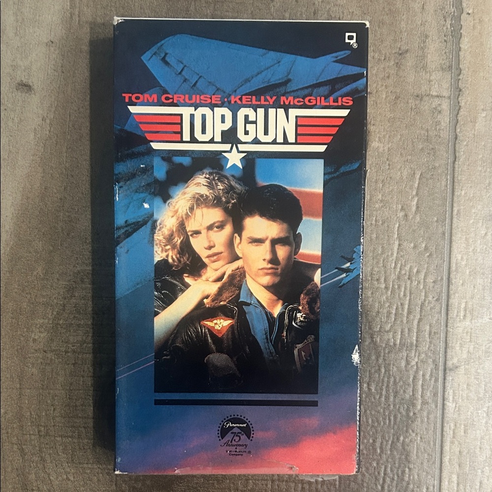 Vintage Top Gun VHS cassette tape. 1987 Starting tom cruise.
